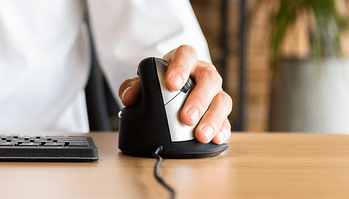 Ergonomische draadloze muis in gebruik